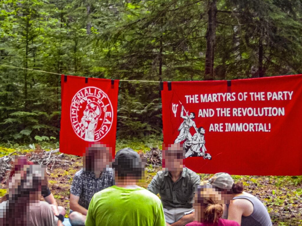 ¡Los mártires del Partido y de la Revolución son inmortales!
Con arte del CPI (maoísta)